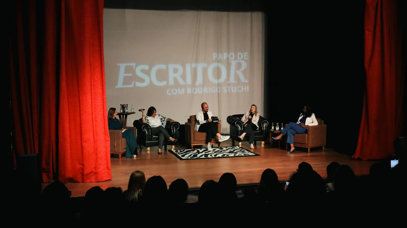 Plateia e convidados na gravação do podcast Papo de Escritor - foto 1